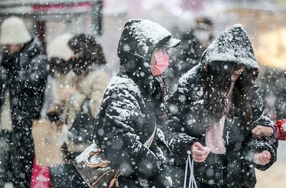 6일 서울 중구 명동에 많은 눈이 내리고 있다. 뉴시스