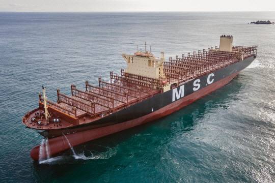 LNG 이중연료추진 컨테이너 운반선 HD현대 조선 중간 지주사인 HD한국조선해양이 지난 해 건조해 인도한 초대형 LNG 이중연료추진 컨테이너 운반선의 시운전 모습. HD한국조선해양 제공.