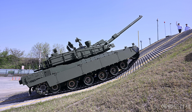 현대로템의 K2 전차가 언덕으로 오르고 있다. 사진=이상섭 기자
