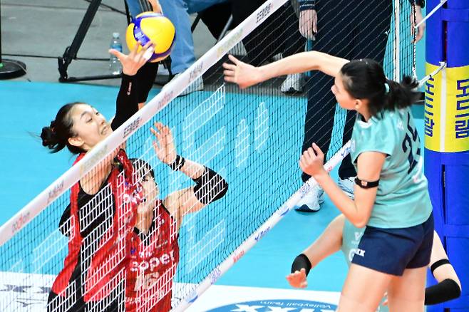 블로킹하는 페퍼저축은행 장위. KOVO 제공