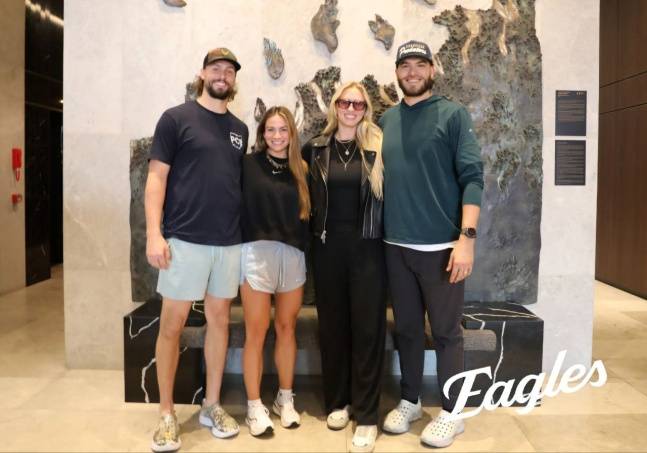 라이언 와이스 부부(왼쪽 2명)와 코디 폰세 부부. /사진=한화 이글스 제공