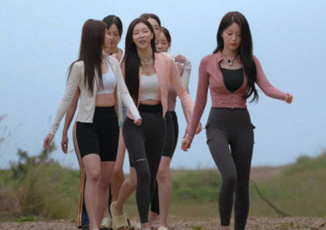 솔로지옥4 10화 장면. 이시안(왼쪽 앞줄 두 번째)이 젝시믹스 레깅스를 입고 등장하고 있다. (사진=사진=넷플릭스 갈무리. 재판매 및 DB 금지)