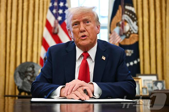 도널드 트럼프 미국 대통령이 3일(현지시간) 워싱턴 백악관에서 국부펀드를 설립하는 행정명령에 서명을 한 뒤 취재진을 만나 “중국과 24시간 내로 대화할 것. 우리가 합의하지 못하면 중국 관세는 더 올라갈 것”이라고 밝히고 있다. 2025.02.04 ⓒ AFP=뉴스1 ⓒ News1 우동명 기자
