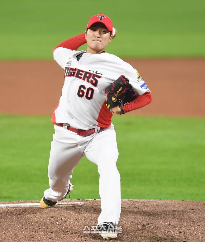 KIA 김도현이 광주-기아 챔피언스 필드에서 열린 삼성과 2024 KBO 한국시리즈 5차전 4회 역투하고 있다. 광주 | 최승섭기자 thunder@sportsseoul.com