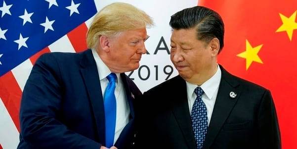 도널드 트럼프 미국 대통령(왼쪽)과 시진핑 중국 국가주석이 지난 2019년 6월 29일 G20(주요 20국) 정상회의가 열린 일본 오사카에서 별도 정상회담을 하기 위해 만난 모습. /AP 연합뉴스