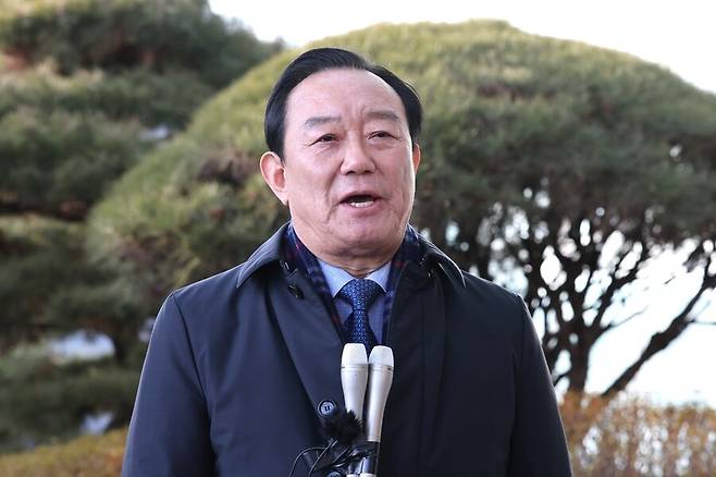 송철호 전 울산시장이 7일 울산지방법원에서 정치자금법 위반과 사전 뇌물수수 혐의에 대해 1심 무죄를 선고받고 법정을 나와 심경을 밝히고 있다. 연합뉴스