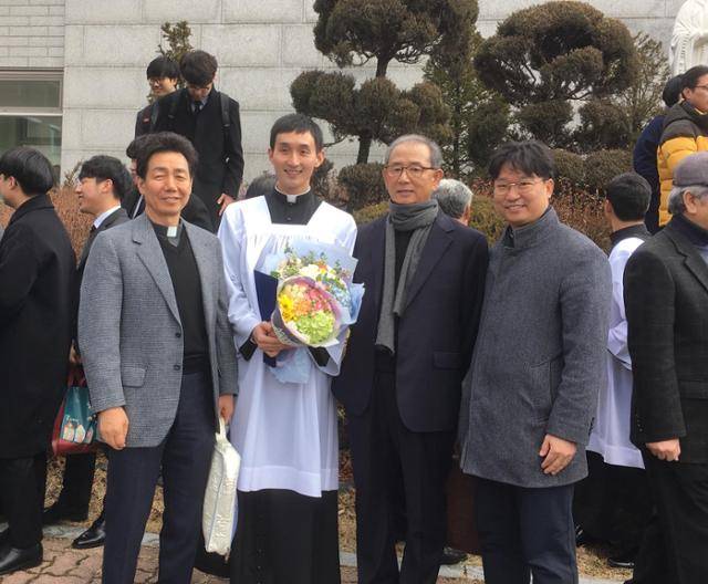 권환준(왼쪽 두 번째) 시몬 신부의 2018년 3월 신학생 독서직 수여 미사가 열린 날, 윤병훈(왼쪽 세 번째) 신부가 함께해 축하하고 있다. 양 옆은 임정진 신부와 최법관 신부. 놀체인 양업 사회적 협동조합 제공