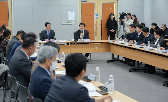 제주웰컴센터 회의실에서 7일 열린 ‘2025 제1차 제주관광혁신 비상대책위원회’ 회의 전경 (제주도 제공)