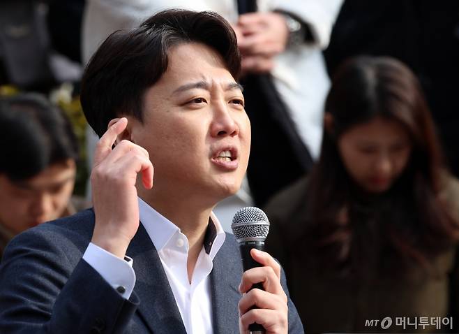 이준석 개혁신당 국회의원이 2일 서울 마포구 홍대거리에서 현안 기자회견을 하고 있다. 2025.2.2/뉴스1 Copyright (C) 뉴스1. All rights reserved. 무단 전재 및 재배포, AI학습 이용 금지.