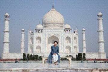 문재인 전 대통령 부인 김정숙 여사가 2018년 11월 7일 당시 영부인 자격으로 인도 우타르프라데시주 아그라의 타지마할을 방문해 기념 촬영을 하고 있다.(사진=연합뉴스)