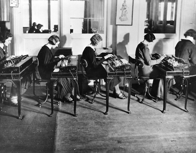 1930년대 IBM에 소속된 여성 키펀치(Keypunch) 작업자들. 당시에는 타자기와 유사한 키펀치 기계를 사용해 종이카드에 구멍을 뚫어 정보를 저장했다. IBM