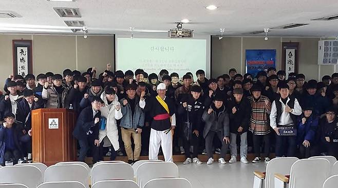 울트라 마라토너 박복진(가운데)씨는 이렇게 학교 등에서 '도전이 빚은 아름다운 삶' 특강을 하곤 한다. 강연할 때마다 장구 연주도 들려준다. /박복진 제공