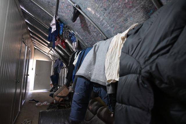 지난달 17일 경기 포천시 비닐하우스 단지의 불법가건물 기숙사 내부에 캄보디아 이주노동자 자잇이 빨래를 널어놓았다. 기숙사 내부는 습하고 환기가 되지 않기 때문에 대부분의 노동자들이 공간이 생기는 대로 빨래를 널고 있다. 포천=최주연 기자
