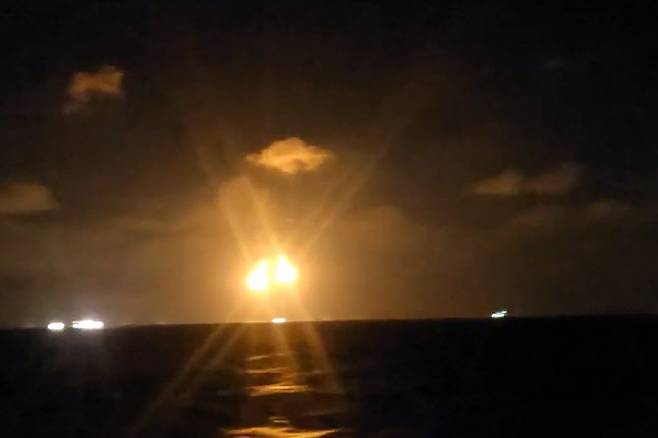 9일 오후 전남 여수시 삼산면 하백도 인근 해상의 제22서경호 실종자 수색 현장에서 조명탄이 주변을 밝히고 있다.(사진=연합뉴스, 여수해양경찰서 제공)