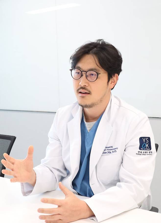 지난 4일 경기도 의정부 소재 연세오케이병원에서 만난 하지수 대표원장 겸 척추센터장은 “양방향 내시경 척추술은 각각 다른 구멍에 넣는 만큼, 치료 공간이 단방향보다 넓다”며 “척추관협착증이나 디스크의 원인을 제거하는 차세대 척추 수술 치료법으로, 집도의가 환자의 손상 조직을 치료하는 데 더 자유롭다”고 말했다./연세오케이병원