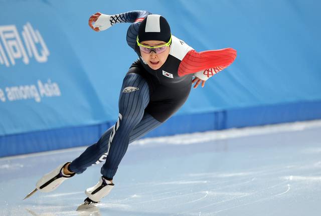 ▲ 9일 중국 하얼빈 헤이룽장 빙상훈련센터 스피드스케이팅 오벌에서 열린 동계아시안게임 스피드스케이팅 여자 500m에서 김민선이 질주하고 있다. 연합뉴스