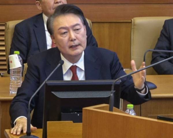 윤석열 대통령이 6일 서울 종로구 헌법재판소에서 열린 윤 대통령 탄핵 심판 6차 변론에서 증인으로 출석한 곽종근 전 육군 특수전사령관의 답변을 들은 뒤 발언을 하고 있다. 헌법재판소 제공