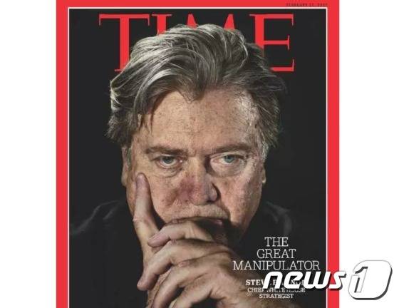 2017년 2월2일(현지시간) 공개된 미국 시사주간지 '타임'의 표지. 당시 도널드 트럼프 대통령의 최측근이자 책사로 불린 스티브 배넌 백악관 수석전략가의 얼굴 사진이 표지로 쓰였다. /사진=뉴스1
