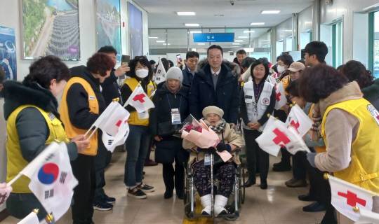 9일 휠체어를 탄 채 강원도 동해항 고국 땅을 밟은 최고령인 최군자(92) 할머니를 변철환 재외동포청 차장이 모시며 입국장으로 들어서고 있다. 변 차장 오른쪽은 박은영 대한적십자사 본부장, 왼쪽은 최 할머니의 딸 에모토투리 씨. 연합뉴스 .