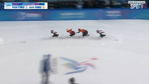 린샤오쥔을 오른손으로 밀어주는 쑨룽. ⓒSPOTV 중계화면 캡처