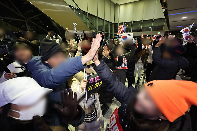 10일 서울 중구 국가인권위원회 전원회의에서 ‘윤석열 대통령 방어권 보장’ 안건이 수정 의결되자 인권위 로비에서 대통령 지지자들이 환호하고 있다. 양회성 기자 yohan@donga.com