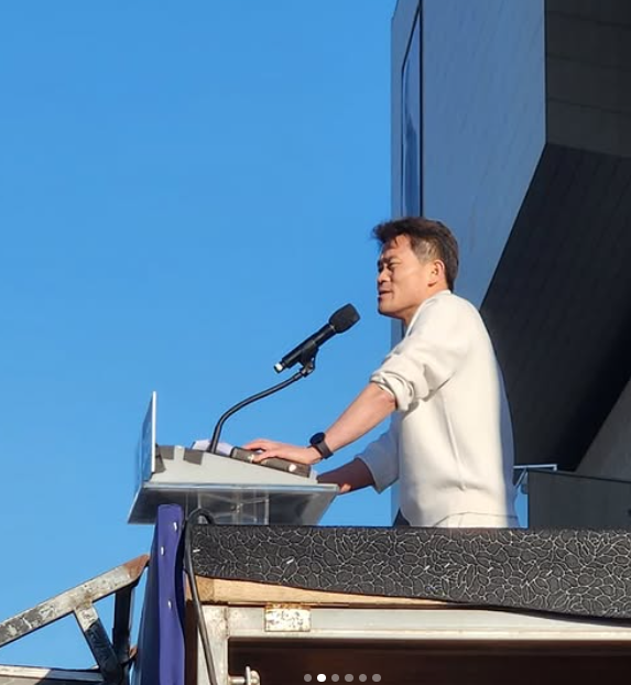 한국사 강사 전한길씨가 8일 동대구역 광장에서 열린 윤석열 대통령 탄핵 반대집회에서 연설하는 모습. /사진=이순삼씨 SNS 캡처