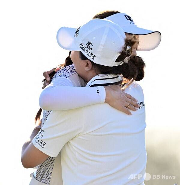 2025년 미국여자프로골프(LPGA) 투어 파운더스컵 골프대회에서 우승을 차지한 교포선수 노예림, 준우승한 고진영 프로가 축하를 해주는 모습이다. 사진제공=ⓒAFPBBNews = News1