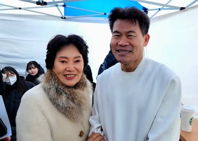 8일 동대구역 광장에서 열린 윤석열 대통령 탄핵 반대집회에서 만난 홍준표 대구시장 부인 이순삼씨(왼쪽)와 한국사 강사 전한길씨. 이순삼씨 인스타그램 캡처