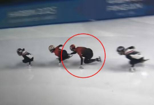 쑨룽(왼쪽 세 번째)의 도움받는 린샤오쥔(왼쪽 두 번째). 연합뉴스