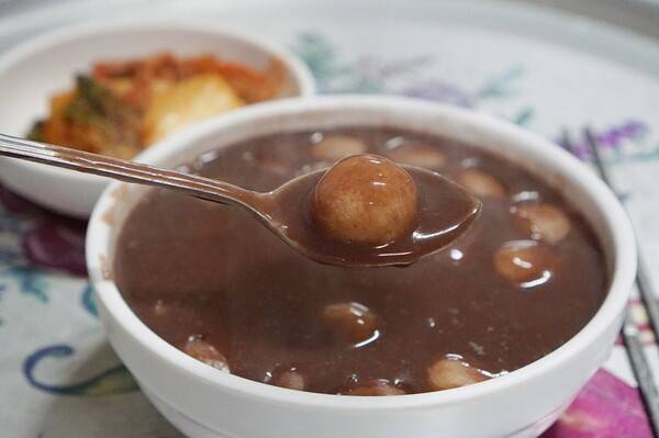 말바우시장에서 식도랑 여행객이 가장 먼저 찾는 메뉴로 팥죽이 꼽힌다 / 한국관광공사