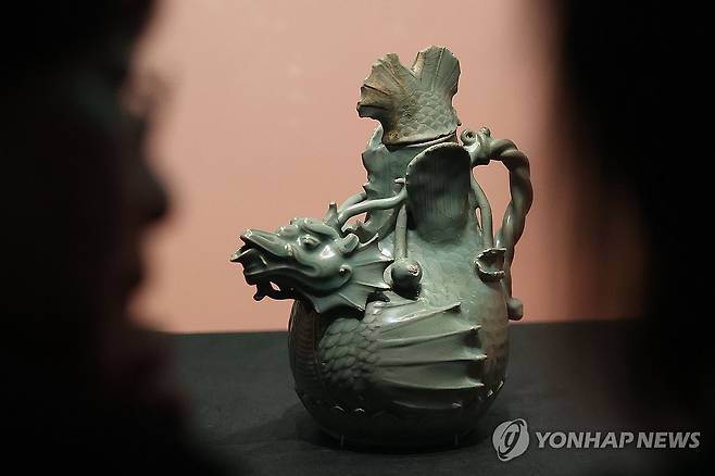 용과 물고기 장식한 국보 청자 (서울=연합뉴스) 강민지 기자 = 25일 오전 서울 용산구 국립중앙박물관에서 개막을 앞둔 특별전 '푸른 세상을 빚다, 고려 상형 청자'에서 관계자들이 국보 '청자 어룡모양 주자'를 살펴보고 있다. 2024.11.25 mjkang@yna.co.kr