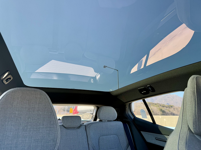 볼보 EX30 울트라 사양에 탑재되는 고정식 파노라믹 선루프. 좁은 차안이 넓어보이는 효과가 있었다./사진=백유진 기자 byj@