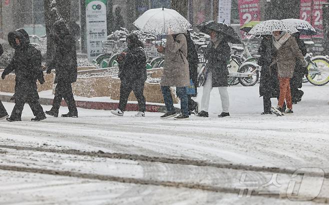 서울에 대설주의보가 내려진 6일 오후 서울 종로구 종각역 인근에서 시민들이 발걸음을 재촉하고 있다. 2025.2.6/뉴스1 ⓒ News1 김도우 기자