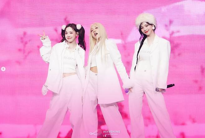 가수 바다, 카리나, 윈터가 12일 서울 고척스카이돔에서 진행된 에스엠타운 라이브 2025 ‘더 컬처, 더 퓨처’ 인 서울(SMTOWN LIVE 2025 ‘THE CULTURE, THE FUTURE’ in SEOUL) 콘서트에서 멋진 무대를 펼치고 있다. 사진 | 바다 SNS