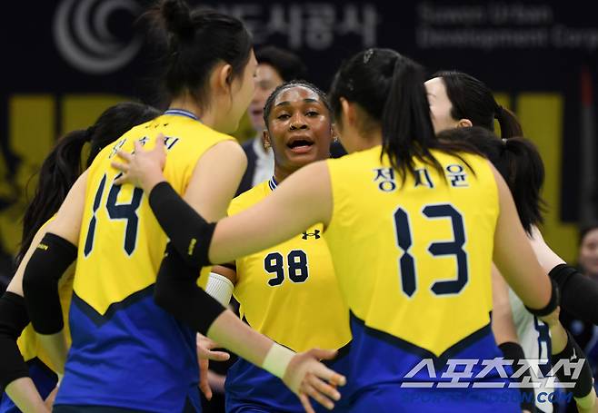 11일 수원체육관에서 열린 V리그 현대건설과 도로공사의 경기. 현대건설 모마가 득점 후 환호하고 있다. 수원=박재만 기자 pjm@sportschosun.com/2025.02.11/