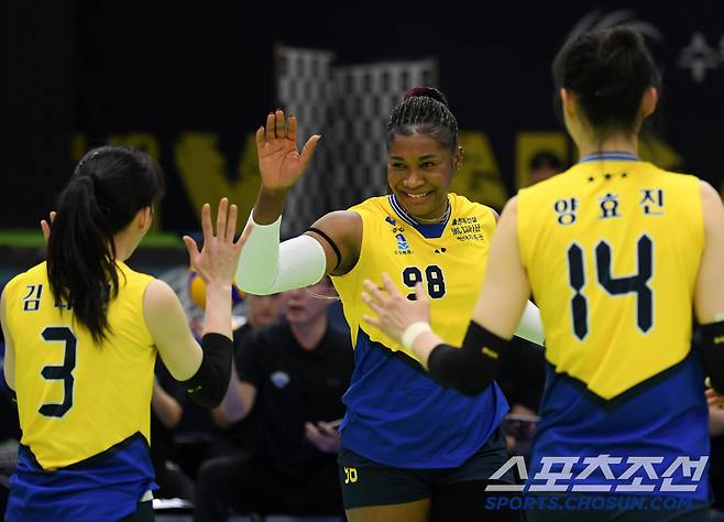 11일 수원체육관에서 열린 V리그 현대건설과 도로공사의 경기. 현대건설 모마가 득점 후 환호하고 있다. 수원=박재만 기자 pjm@sportschosun.com/2025.02.11/