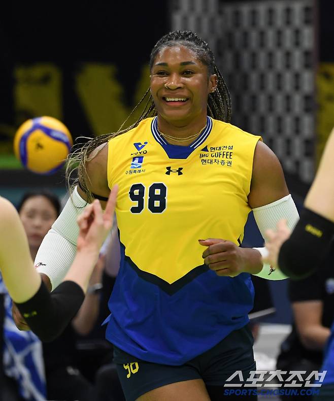 11일 수원체육관에서 열린 V리그 현대건설과 도로공사의 경기. 현대건설 모마가 득점 후 환호하고 있다. 수원=박재만 기자 pjm@sportschosun.com/2025.02.11/