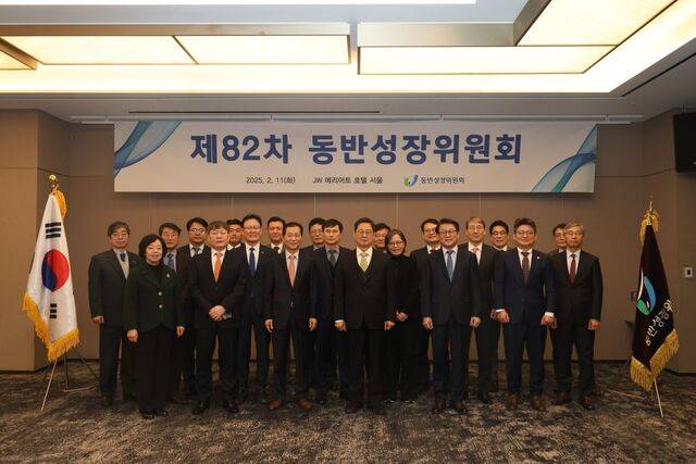 이달곤 동반성장위원장을 비롯한 동반성장위원회 인사들이 11일 서울 서초구 JW메리어트 호텔 서울에서 '제82차 동반성장위원회'를 열고 기념 촬영을 하고 있다. /동반성장위원회