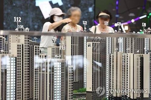 아파트 견본주택을 둘러보는 청약수요자들. 사진=연합뉴스