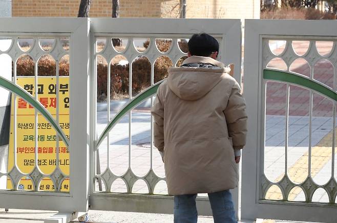지난 10일 대전 서구 한 초등학교에서 1학년 김하늘 양이 교사에 의해 흉기에 찔려 사망하는 사고가 발생했다. 11일 범행이 발생한 학교에서 학생이 교문 앞에서 김 양을 추모하고 있다. 2025.2.11/뉴스1 ⓒ News1 김기태 기자 /사진=뉴스1