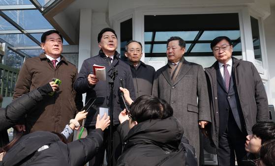 김기현 국민의힘 의원이 10일 오후 경기 의왕시 서울구치소 앞에서 국민의힘 의원들과 함께 윤석열 대통령 면회를 마친 후 취재진 질문에 답하고 있다. 뉴스1