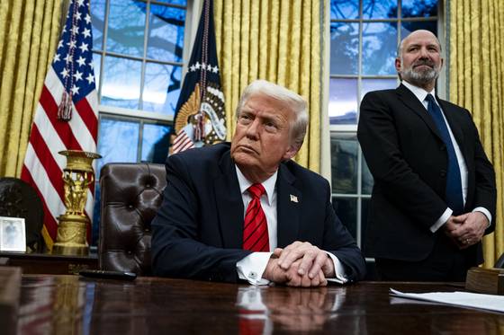 도널드 트럼프 미국 대통령이 10일(현지시간) 미국 워싱턴 DC 백악관 집무실에서 열린 행정명령 서명식에 참석한 모습이다. EPA