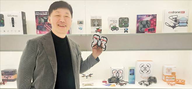 이치현 에이럭스 대표가 드론에 대해 설명하고 있다. 은정진 기자