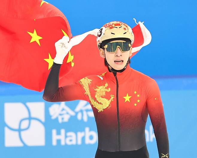 하얼빈동계아시안게임 쇼트트랙 남자 500m에서 금메달을 따낸 중국 린샤오쥔(한국명 임효준)이 태극기가 아닌 오성홍기를 들고 기뻐하는 모습. 연합뉴스