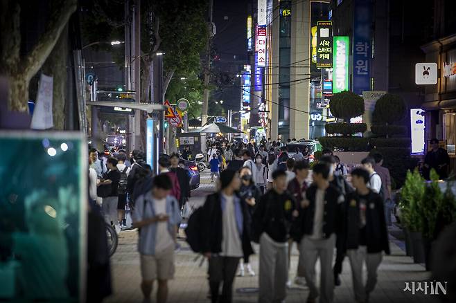 주중에 학원에 다니는 학생은 78.1%, 주말에도 학원에 가는 학생은 57.2%다. 사진은 서울의 한 학원가 모습. ⓒ시사IN 박미소