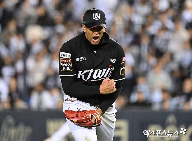 2일 오후 서울 송파구 잠실야구장에서 열린 '2024 신한 SOL Bank KBO 포스트시즌' KT 위즈와 두산 베어스의 와일드카드 결정전 1차전 경기, 6회말 2사 1,3루 KT 선발투수 쿠에바스가 두산 양석환을 헛스윙 삼진으로 처리한 후 포효하고 있다. 엑스포츠뉴스DB