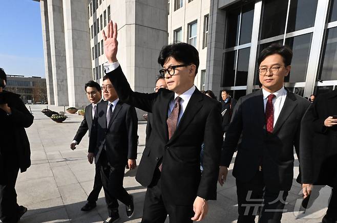 한동훈 국민의힘 대표가 2024년 12월 16일 오전 서울 여의도 국회에서 당 대표 사퇴 기자회견을 한 후 본청을 나서며 지지자들을 향해 인사하고 있다. (공동취재) 2024.12.16/뉴스1 ⓒ News1 이재명 기자