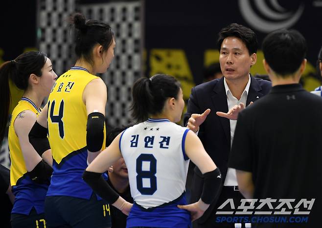 11일 수원체육관에서 열린 V리그 현대건설과 도로공사의 경기. 현대건설 강성형 감독이 작전 지시를 하고 있다. 수원=박재만 기자 pjm@sportschosun.com/2025.02.11/