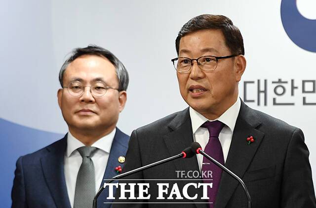 윤석열 대통령 탄핵심판에 증인으로 출석한 백종욱 전 국가정보원 3차장이 중앙선거관리위원회 보안점검에서 확인된 기술적 해킹 가능성이 부정선거와 연결될 수 있는지에 대해 "부정선거 관련해서는 말하지 않겠다"고 밝혔다. 오른쪽이 백 전 차장. /임영무 기자