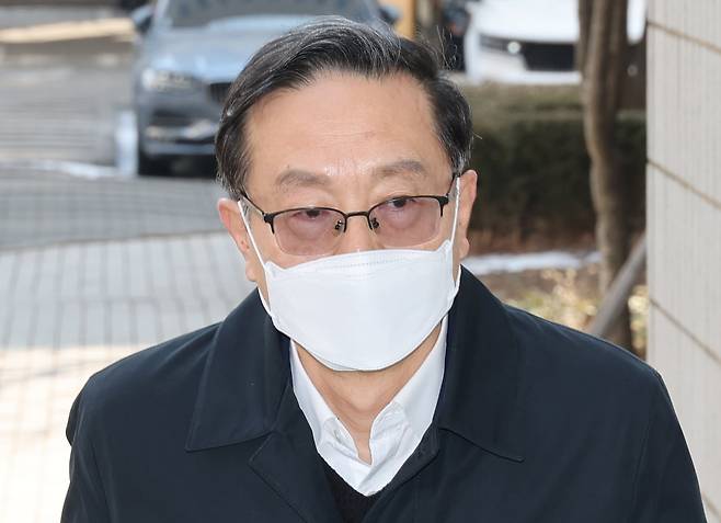 우리은행 부당대출 의혹의 정점으로 지목된 손태승 전 우리금융지주 회장이 11일 서울 양천구 서울남부지법에서 열리는 첫 공판에 출석하고 있다. / 연합뉴스